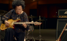 La 81 de ani o bunicuță care cîntă rock la chitară face senzație în Singapore VIDEO