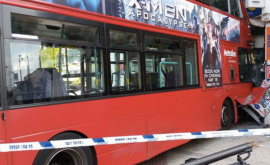 Accident în Capitala Marii Britanii Un autobuz doubledecker a lovit o clădire 