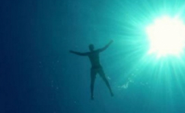Un turist la Marea Neagră a adormit pe saltea și a plutit 3 zile