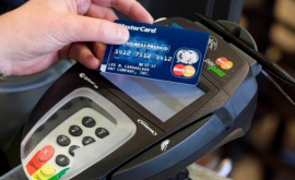 Tot mai mulți moldoveni plătesc cu cardurile bancare