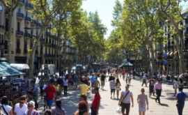 Alertă în Barcelona O dubă a intrat în mulțime în Spania VIDEOFOTO