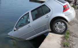 Водитель угодил на машине в озеро пытаясь скрыться от полиции