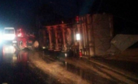 Un camion plin cu grîu sa răsturnat în Peresecina