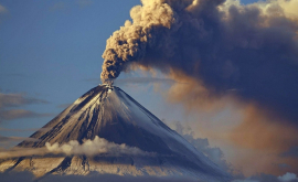 Извержение вулкана с высоты птичьего полета ФОТО