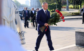 Ппрезидент возложил цветы к памятнику Штефана чел Маре ФОТО