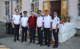 Полицейские поддерживают детей из кишиневской гимназииинтерната 3