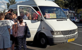 Cum sînt transportati oamenii cu microbuzele din Chișinău FOTO