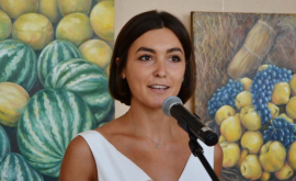 Молодая художница из Молдовы вернулась на родину с красочной выставкой ФОТО