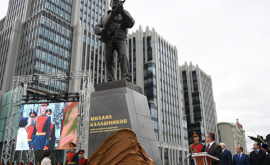 Памятник Михаилу Калашникову открыли в центре Москвы