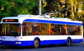 Троллейбус в столице вылетел с дороги ВИДЕО