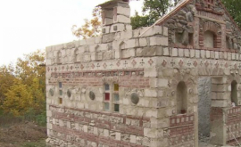 Священник построил самую маленькую церковь в Молдове