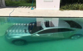 Девушка утопила в бассейне машину своего бывшего возлюбленного