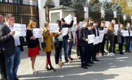 Protest la Ambasada Rusiei Cerem dreptul la educație în stînga Nistrului
