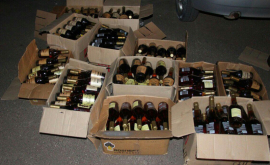 300 de sticle cu alcool contrafăcut găsite de vameșii de la Florești