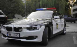 Машина полиции перевернулась в Кишинёве ВИДЕО