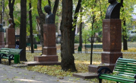 Parcul din centrul capitalei eliberat de tarabe și nu prea