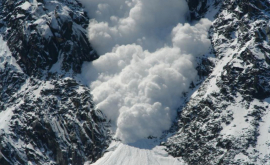 Снежная лавина накрыла альпинистов в Монголии