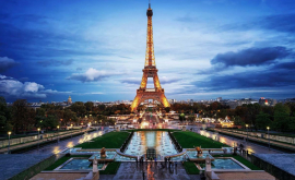 Pe Turnul Eiffel a fost deschis un teren de golf VIDEO