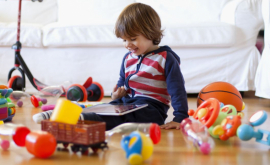 O familie britanică le interzice copiilor să se joace cu păpuși