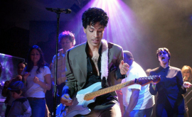 O chitară lui Prince vîndută pentru suma enormă