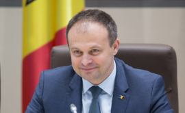 Glume în Parlament Voronin îl felicită pe Candu cu ocazia unei posibile noi funcții