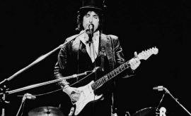 Chitara lui Bob Dylan a fost vîndută cu o sumă uriașă