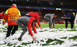 Suporterii au aruncat cu bani falși pe teren în semn de protest VIDEO