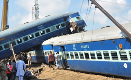 В Индии 13 вагонов поезда сошли с рельсов