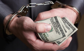Ce riscă acum doi polițiști care au vrut bani în schimbul tăcerii