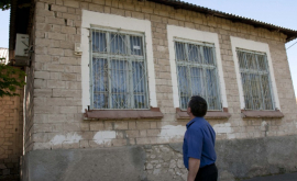 Au rămas fără acoperiş Elevii din Ghidighici învaţă întro clădire avariată