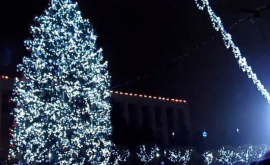 Chişinăul şia aprins luminile de sărbătoare şi a inaugurat Pomul de Crăciun 