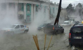 UPDATE O stradă din Capitală inundată VIDEO 