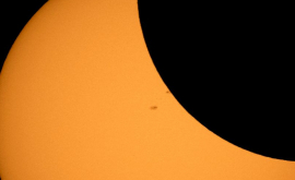 Ce a pățit o femeie care a urmărit o eclipsă de soare fără protecție