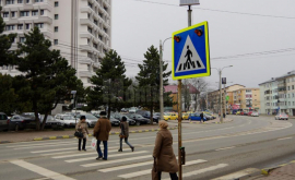 В центре столицы появились указатели для пешеходов на солнечных батареях ВИДЕО