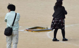 Un geam desprins dintrun elicopter a căzut în curtea unei școli din Okinawa 