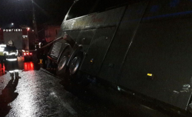 Autocar din Chişinău plin cu pasageri implicat întrun accident în România