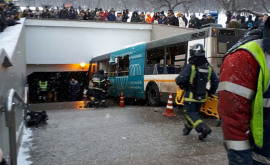 Moscova Un autobuz de linie a deraiat și a ajuns întro trecere subterană