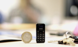 Меньше пальца представлен самый маленький телефон в мире ВИДЕО