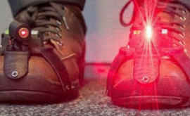 Для людей с болезнью Паркинсона разработали лазерную обувь