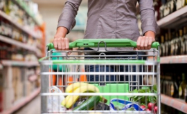 Сотням людей приходится выстаивать длинные очереди в столичных супермаркетах