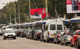 Километровые пробки на двух перекрестках в столице