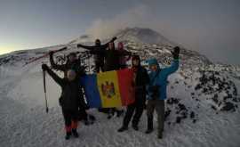 Moldovenii din nou la înălţime Au urcat tocmai pînă la Vulcanul Etna FOTO