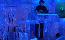 Норвежский музыкант сыграл на ледяных инструментах в Мурманске ВИДЕО