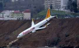 Самолет в Турции выкатился за пределы ВПП и свалился в яму ВИДЕО