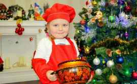 E fetiță de doar trei ani pasionată de gătit este vedetă pe facebook VIDEO 