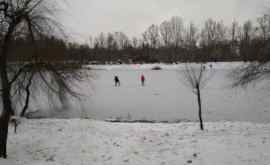 Pericol în parcul Valea Trandafirilor Cîţiva copii au pășit pe gheaţa subţire a lacului FOTO 