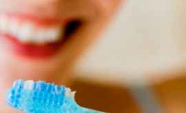 Ce nu trebuie să faci niciodată după ce te speli pe dinți 