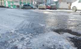 Прорыв трубы превратил улицу в Кишиневе в ледяной каток