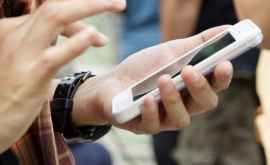 Зависимые от смартфонов подростки несчастнее сверстников