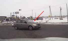 Nepăsarea șoferilor culoarea roșie a semaforului nu la oprit din drum VIDEO